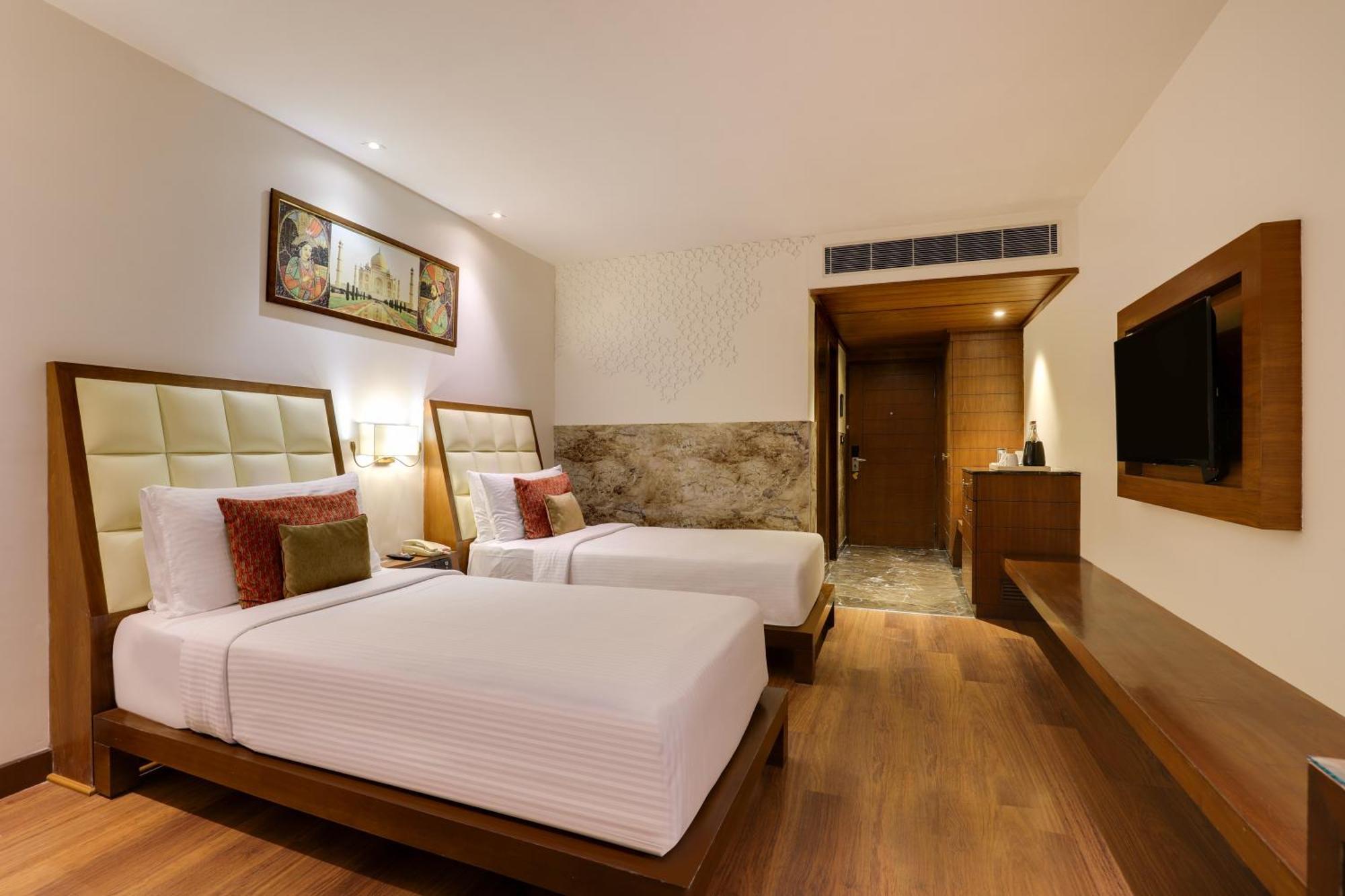 Saura Hotel, Agra - A Club Mahindra Associate Buitenkant foto