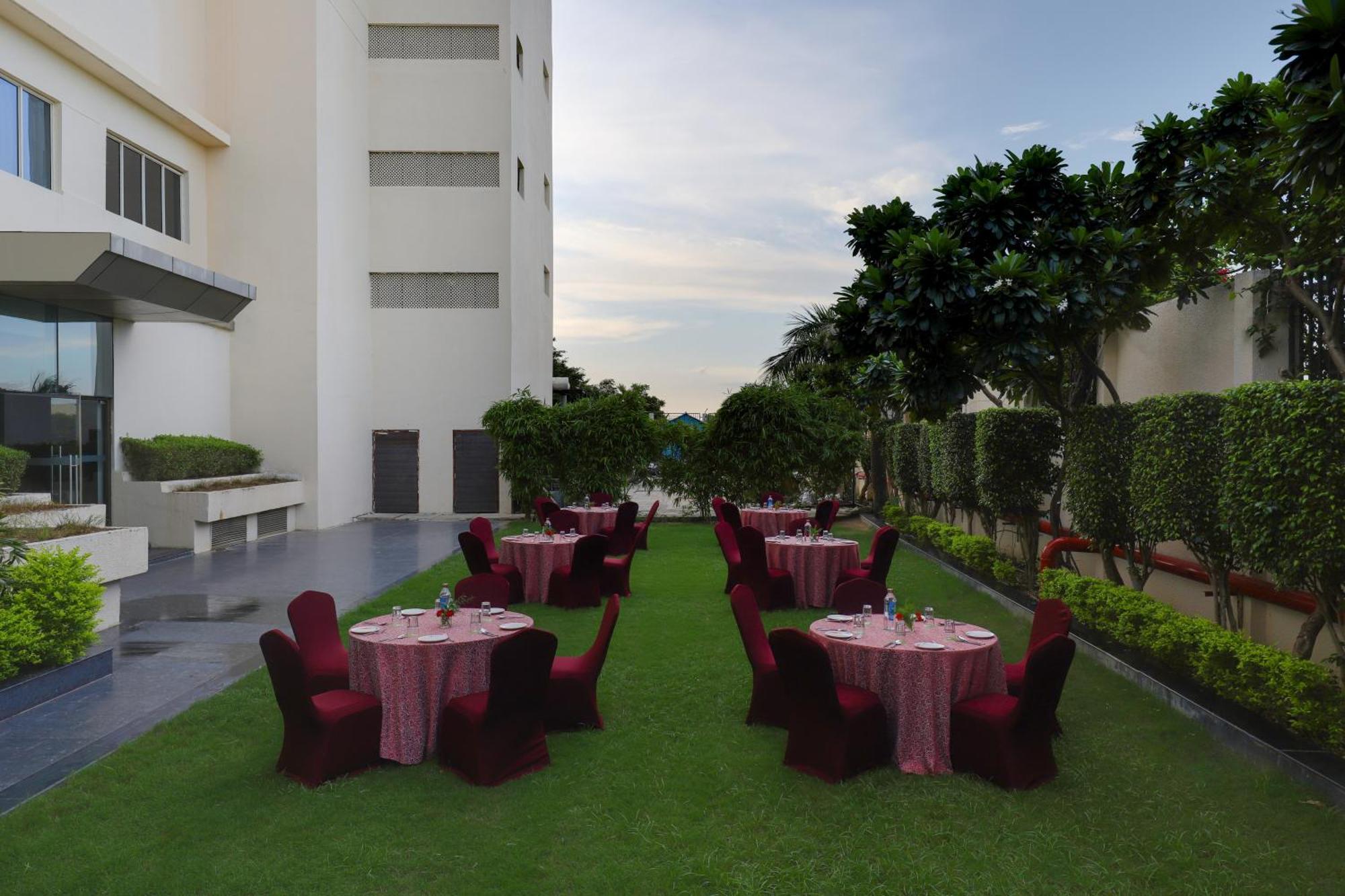 Saura Hotel, Agra - A Club Mahindra Associate Buitenkant foto