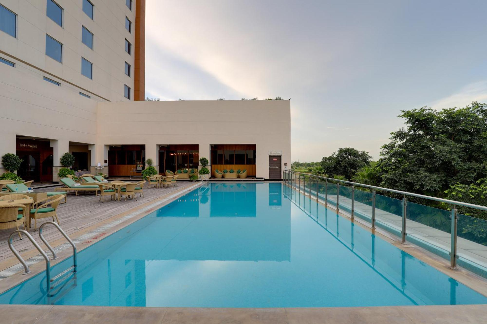 Saura Hotel, Agra - A Club Mahindra Associate Buitenkant foto