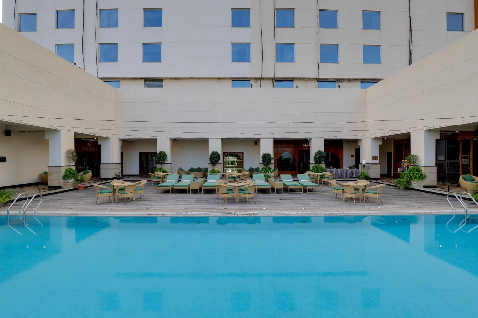 Saura Hotel, Agra - A Club Mahindra Associate Buitenkant foto