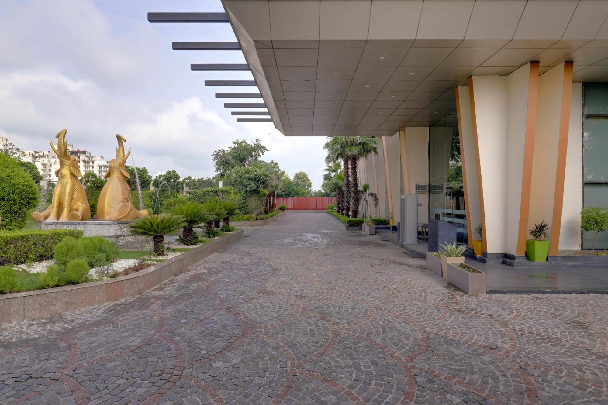 Saura Hotel, Agra - A Club Mahindra Associate Buitenkant foto