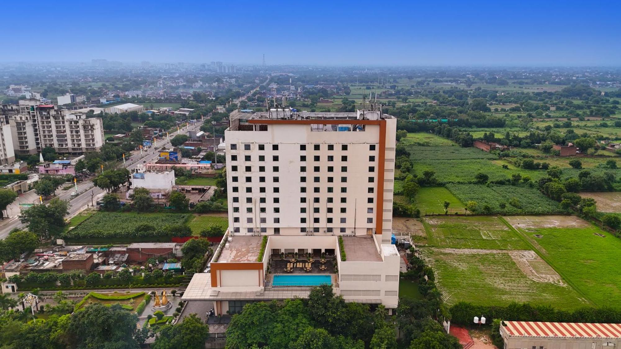 Saura Hotel, Agra - A Club Mahindra Associate Buitenkant foto