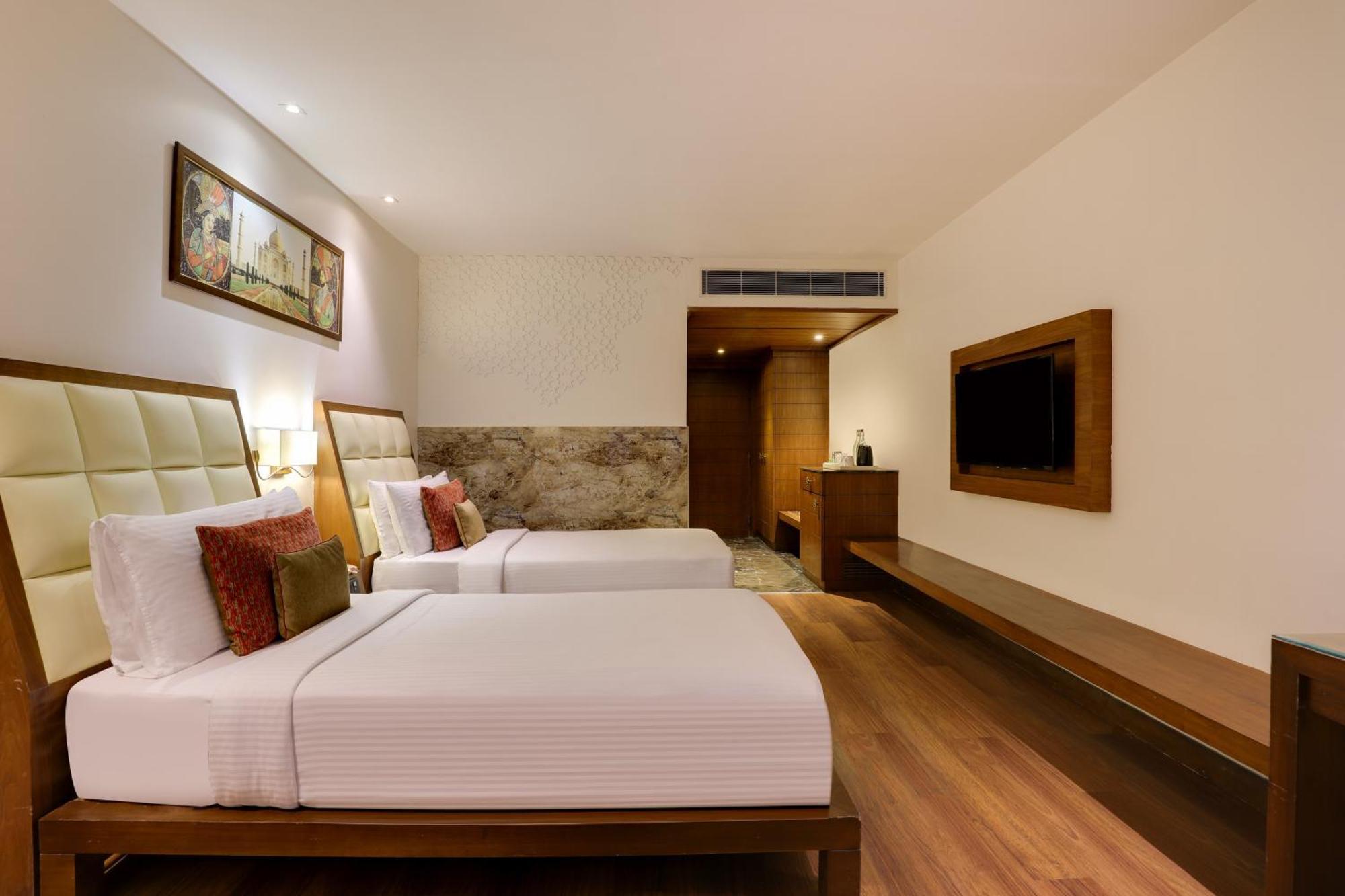 Saura Hotel, Agra - A Club Mahindra Associate Buitenkant foto